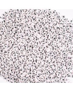 Set 250 margele albe plate cu litere, diam 7.5 mm